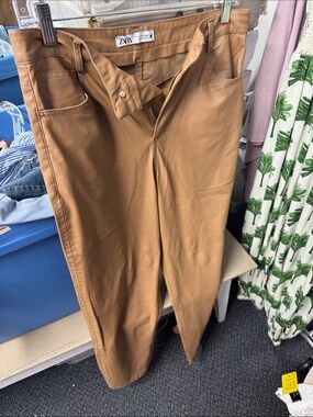 Zara faux leather pants size 8 // 082929